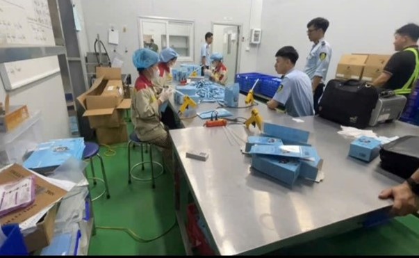 Sản xuất hơn 12.000 hộp cà phê giả, nữ Giám đốc công ty cùng thuộc cấp bị khởi tố- Ảnh 2.