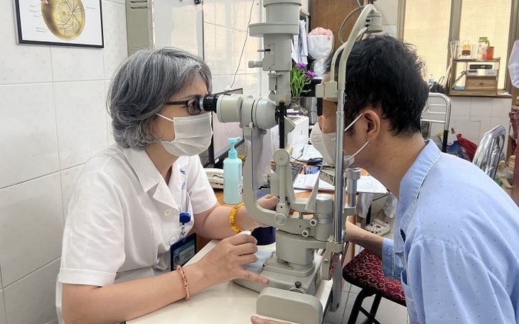 Bị quả bóng đập vào, thiếu niên 15 tuổi chấn thương mắt nghiêm trọng- Ảnh 2.