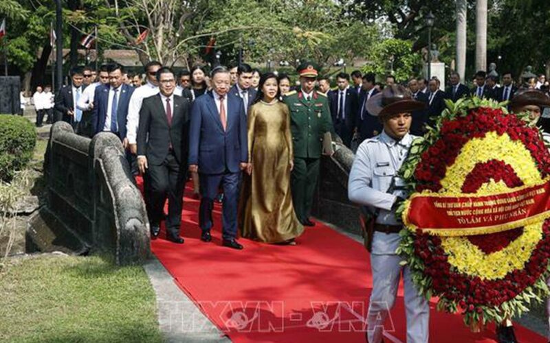 Tổng Bí thư, Chủ tịch nước Tô Lâm dâng hoa tại Tượng đài Chủ tịch Hồ Chí Minh ở Philippines