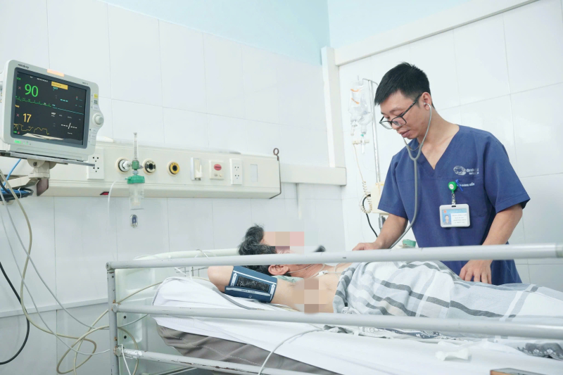 Cấp cứu bệnh nhân sốc nhiệt nguy kịch do nắng nóng- Ảnh 1.