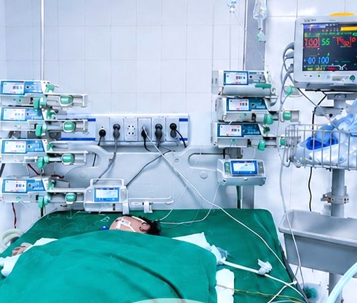 Cứu sống bé trai 23 tháng tuổi mắc tay chân miệng với nhiều biến chứng thần kinh, hô hấp và tuần hoàn- Ảnh 1.