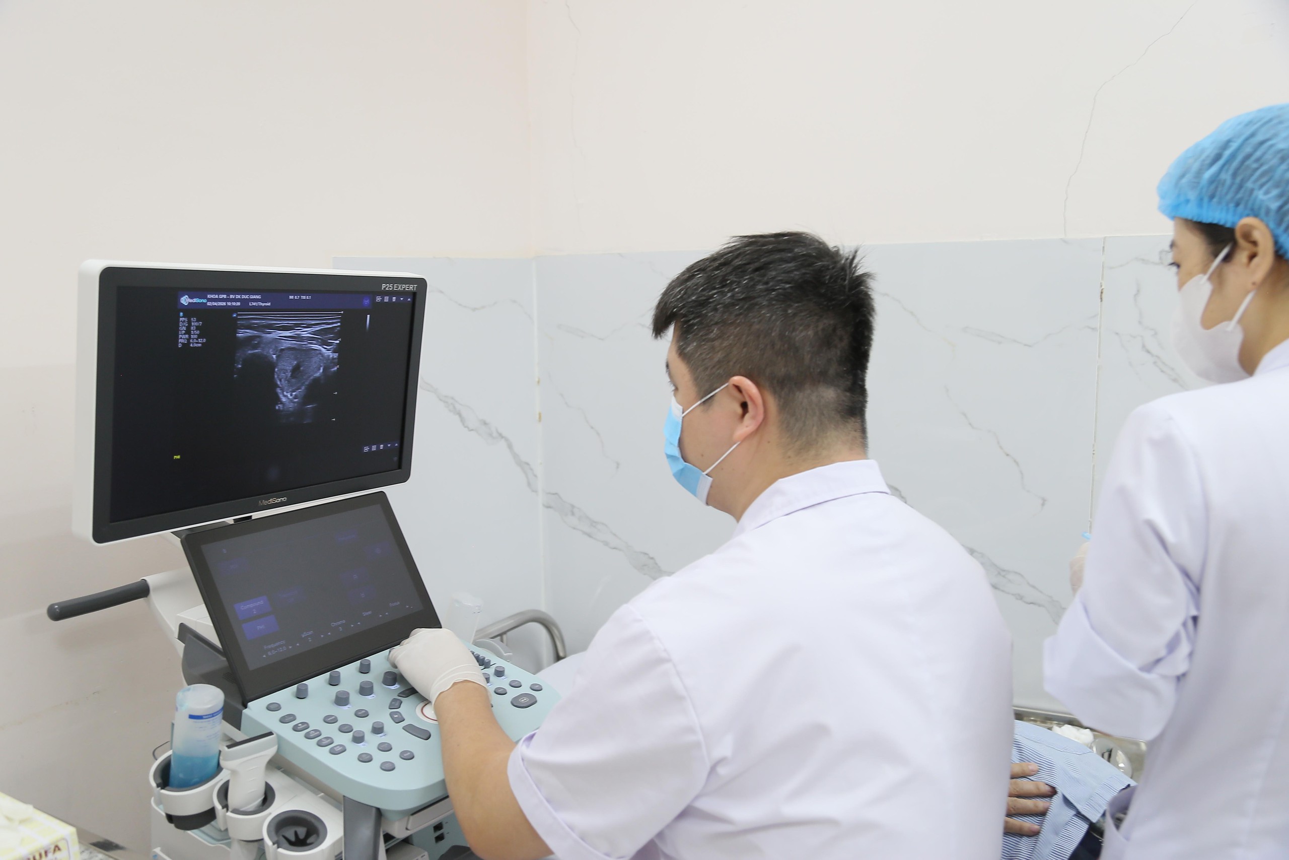 Bệnh viện đầu tiên của Y tế Hà Nội đồng thời có 4 khoa xét nghiệm đạt chuẩn quốc tế- Ảnh 2.