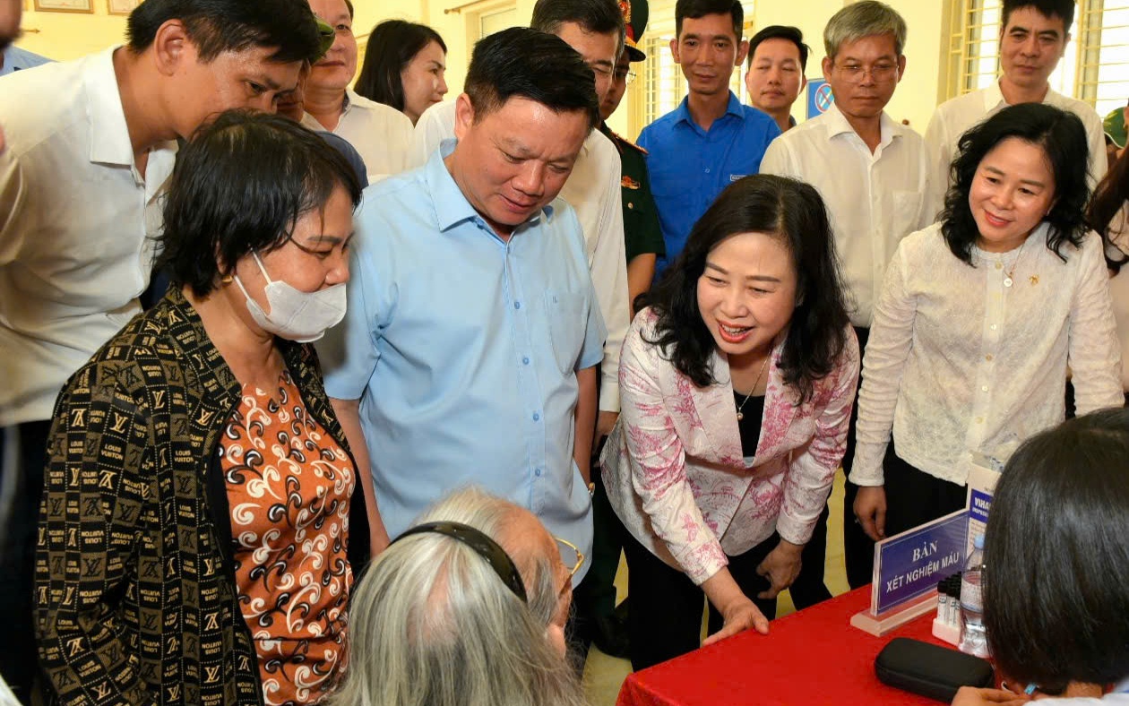 Bộ trưởng Đào Hồng Lan: Sẽ bảo đảm chế độ tốt hơn cho cán bộ y tế điều trị bệnh phong- Ảnh 7.