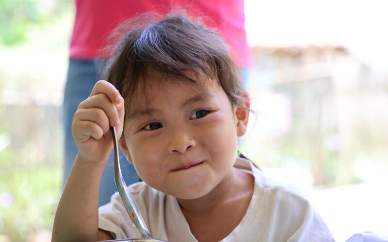 Dinh dưỡng học đường: Từ bữa ăn bán trú đến thay đổi hành vi chăm sóc trẻ