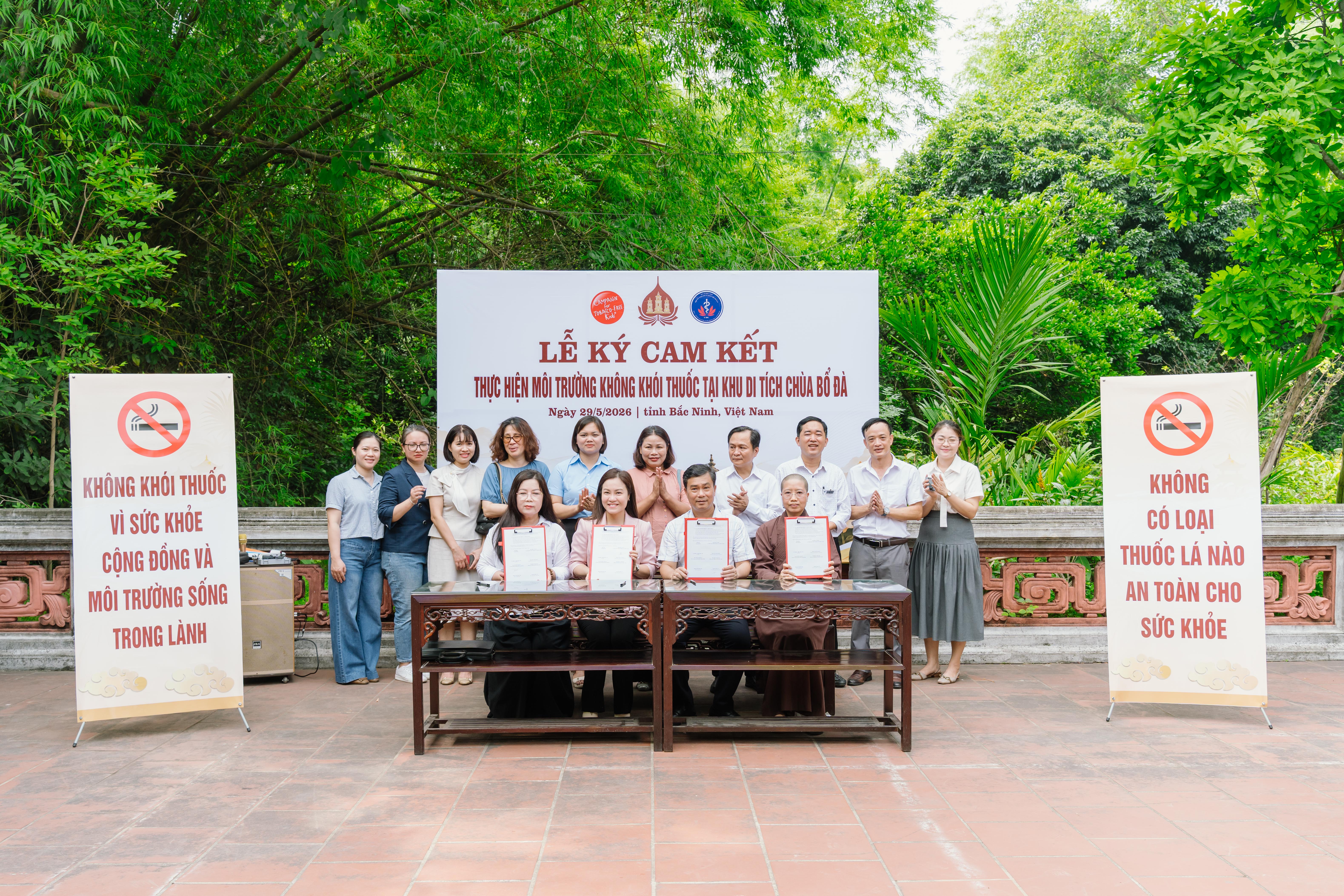 buoi-le-ky-cam-ket-ra-mat-mo-hinh-xay-dung-di-tich-quoc-gia-dac-biet-chua-bo-da-khong-khoi-thuoc-tai-chua-bo-da-17800617783181193481095 Xây dựng Di tích Quốc gia đặc biệt Chùa Bổ Đà thành mô hình điểm không khói thuốc lá- Ảnh 1.