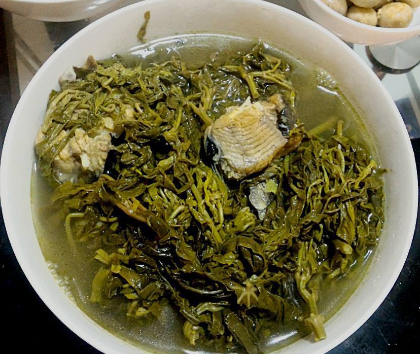 canh-chua-la-san-va-ca-17807083012321423540653 Lá sắn - nguyên liệu ẩm thực dân dã, giàu dinh dưỡng
và lưu ý quan trọng khi chế biến- Ảnh 3.