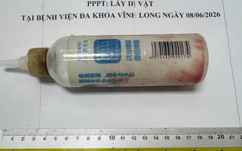 Chai nhựa dài 20cm mắc sâu trong trực tràng sau hành động tự xử của người đàn ông