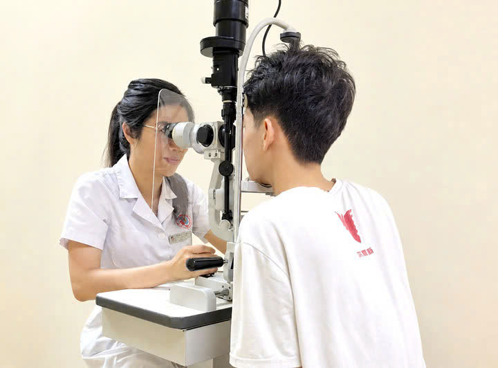chan-thuong-mat-sau-cu-dap-cua-bong-da-17798522183701634284078 Bị quả bóng đập vào, thiếu niên 15 tuổi chấn thương mắt nghiêm trọng- Ảnh 1.