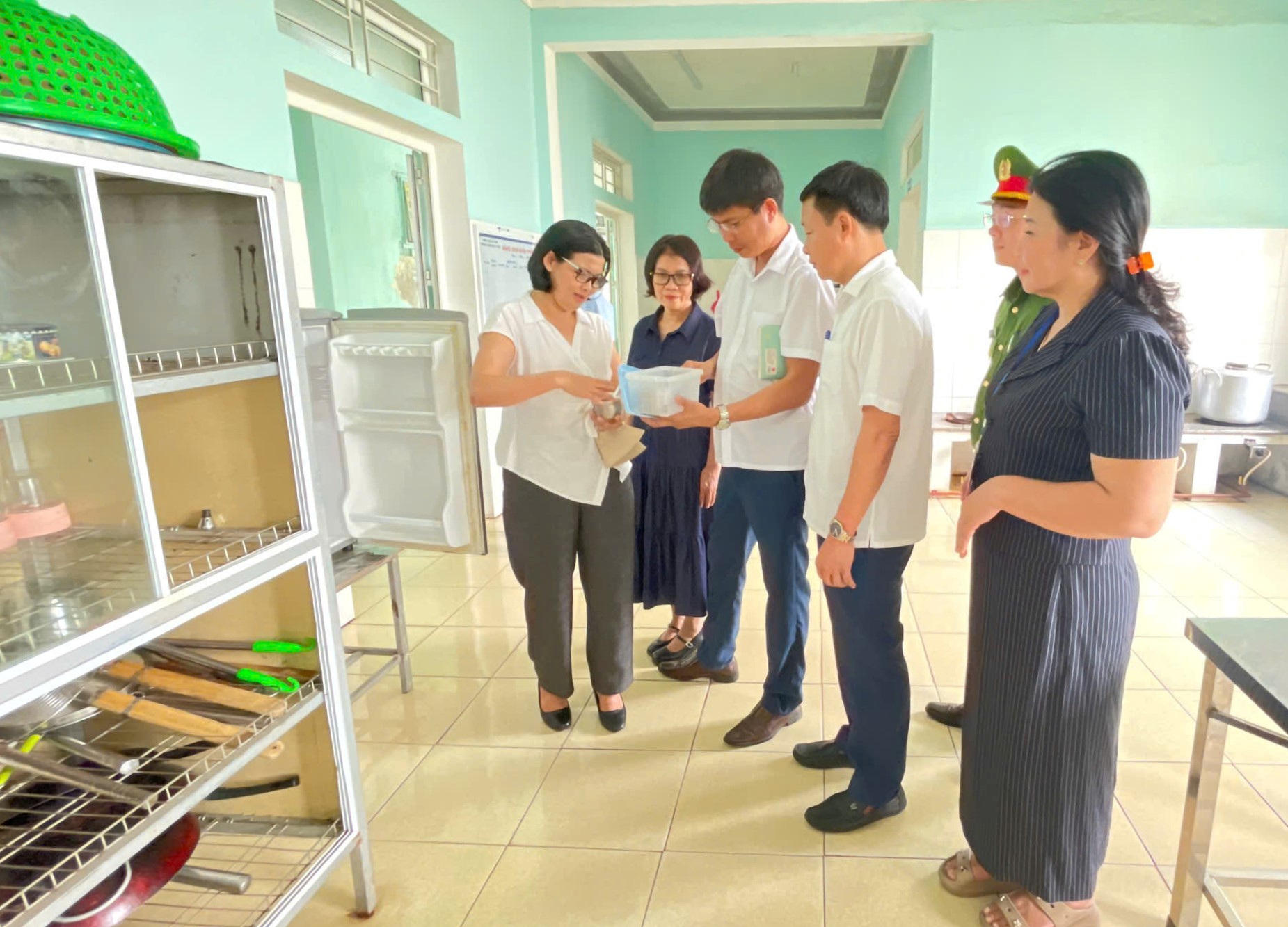 doan-kiem-tra-viec-luu-mau-thuc-pham-tai-ben-an-ba-tru-truong-hoc-17798344023641397214934 Hà Tĩnh tăng cường đảm bảo an toàn thực phẩm mùa nắng nóng- Ảnh 1.