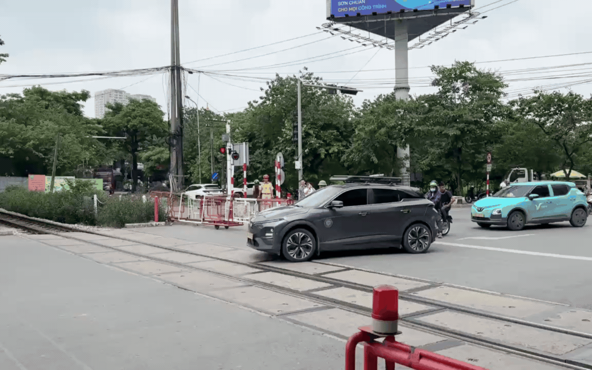 download-1-17803760671731650052752 Hà Nội tăng cường xử lý vi phạm đường sắt, chỉ ra thói quen chủ quan nhiều người vẫn mắc phải- Ảnh 2.