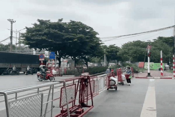 Hà Nội tăng cường xử lý vi phạm đường sắt, chỉ ra thói quen chủ quan nhiều người vẫn mắc phải