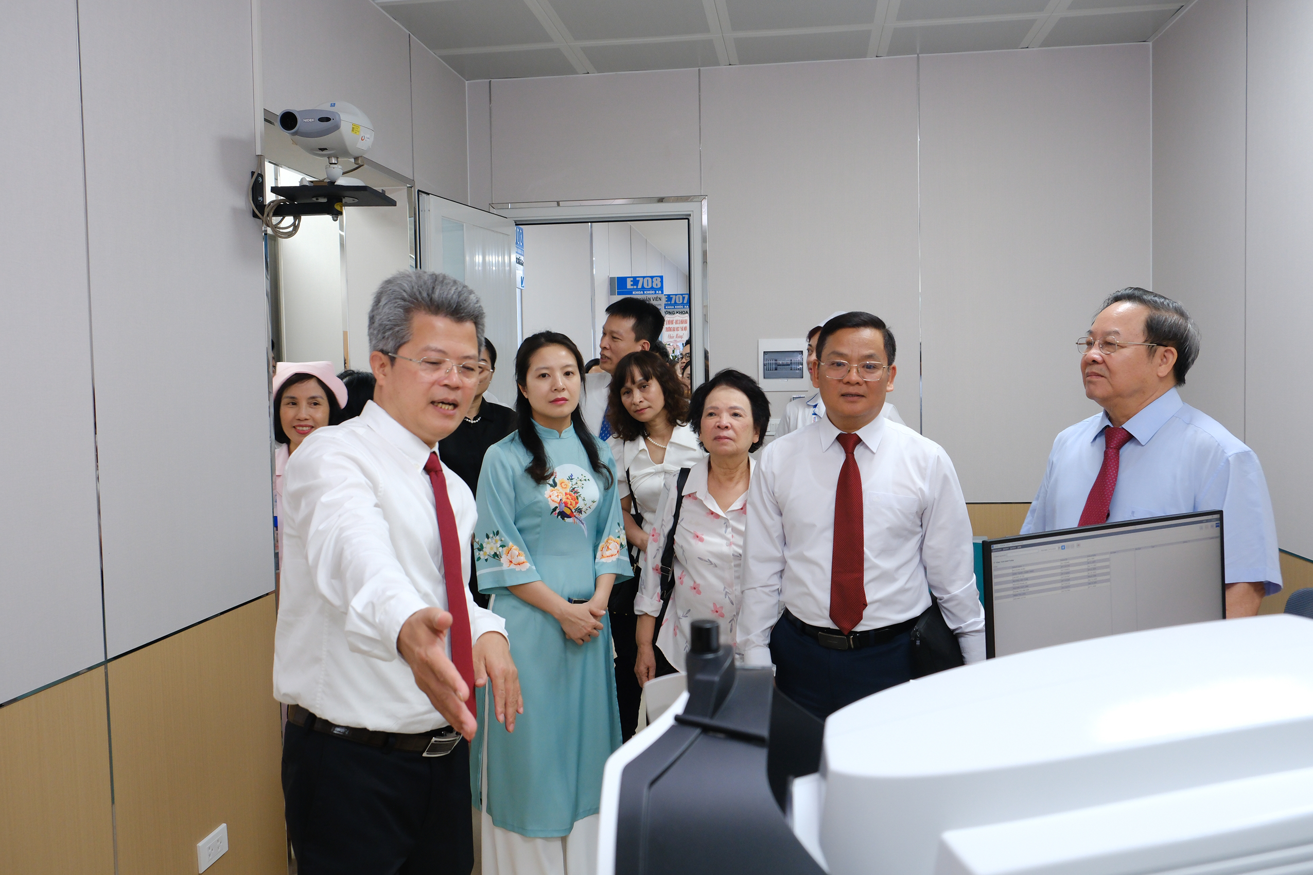 Mở rộng tiếp cận phẫu thuật khúc xạ công nghệ cao cho người dân- Ảnh 4.