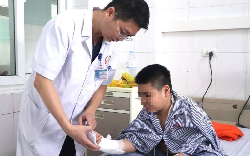 Nghịch dại đấm tay vào kính, bé trai 12 tuổi bị đứt mạch máu, gân cơ và thần kinh