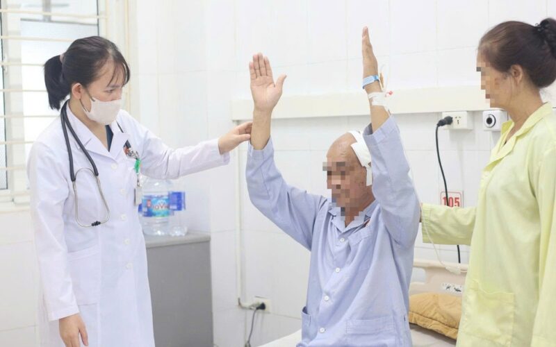 Cú ngã tưởng chừng vô hại khiến cụ ông 72 tuổi suýt mất mạng
