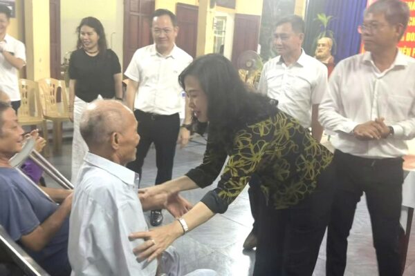 Bộ trưởng Đào Hồng Lan: Sẽ bảo đảm chế độ tốt hơn cho cán bộ y tế điều trị bệnh phong