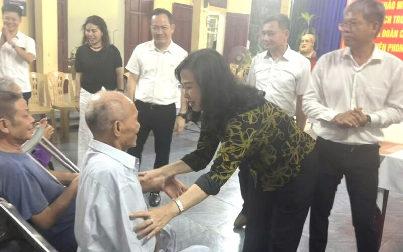 Bộ trưởng Đào Hồng Lan: Sẽ bảo đảm chế độ tốt hơn cho cán bộ y tế điều trị bệnh phong