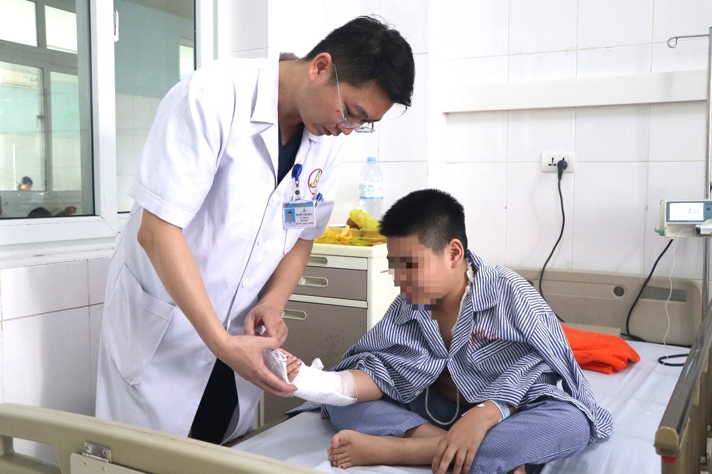 Nghịch dại đấm tay vào kính, bé trai 12 tuổi bị đứt mạch máu, gân cơ và thần kinh- Ảnh 1.