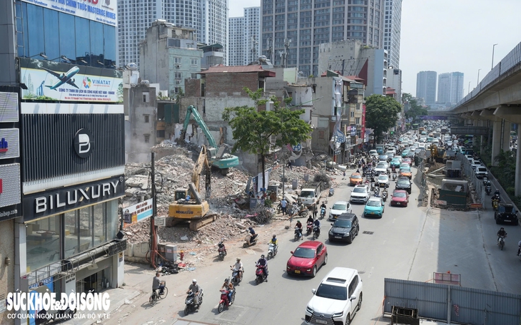 Tháo dỡ loạt nhà mặt đường gần Hồ Tây để làm ga ngầm Metro- Ảnh 1.