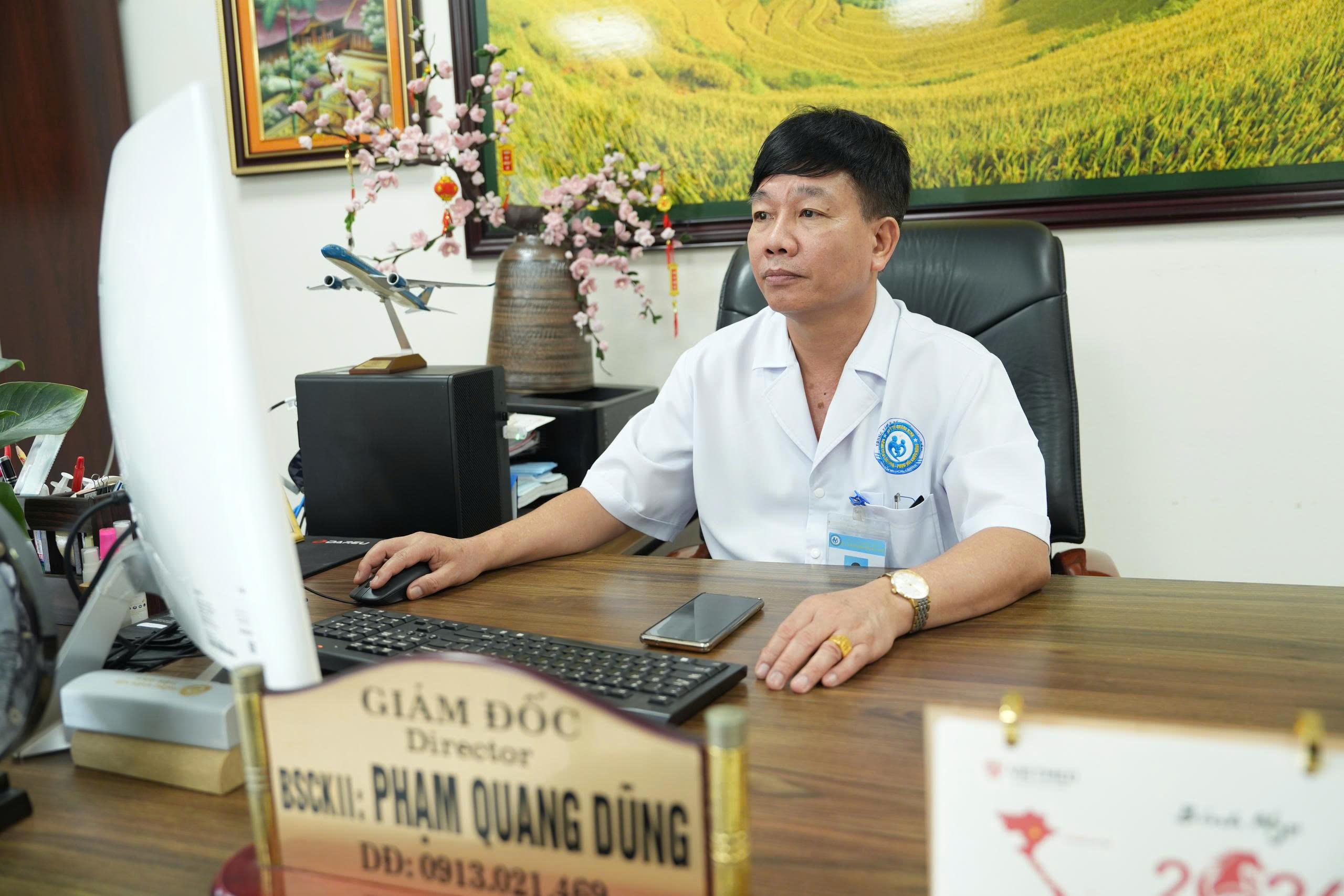 Những người thầy thuốc lặng lẽ níu giữ niềm vui tuổi già- Ảnh 4.
