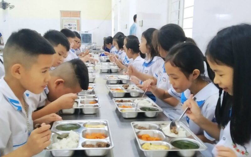 Cách giúp trẻ hình thành thói quen ăn uống lành mạnh trong ngày hè