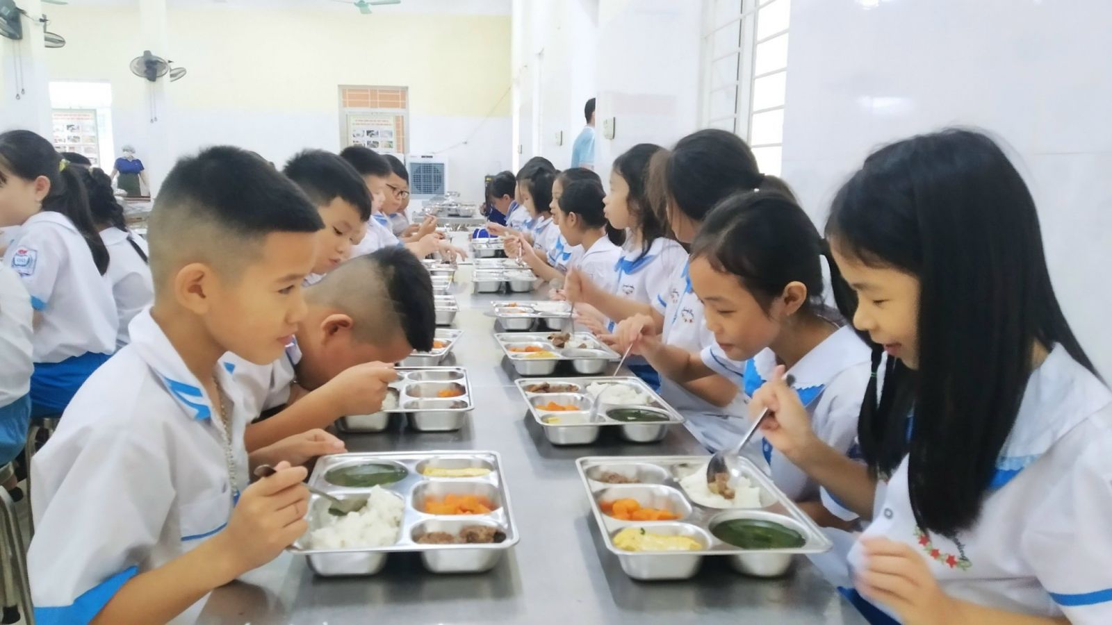 Cách giúp trẻ hình thành thói quen ăn uống lành mạnh trong ngày hè- Ảnh 1.