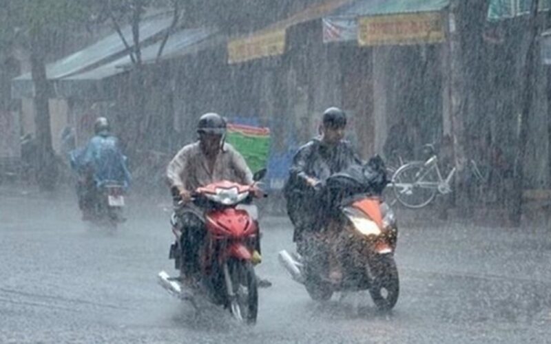 Mưa dông khu vực nội thành Hà Nội giữa cao điểm oi nóng