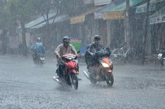 ha-noi-mua-dong-manh-chieu-toi-nay-1780485654292309845746 Mưa dông khu vực nội thành Hà Nội giữa cao điểm oi nóng- Ảnh 1.