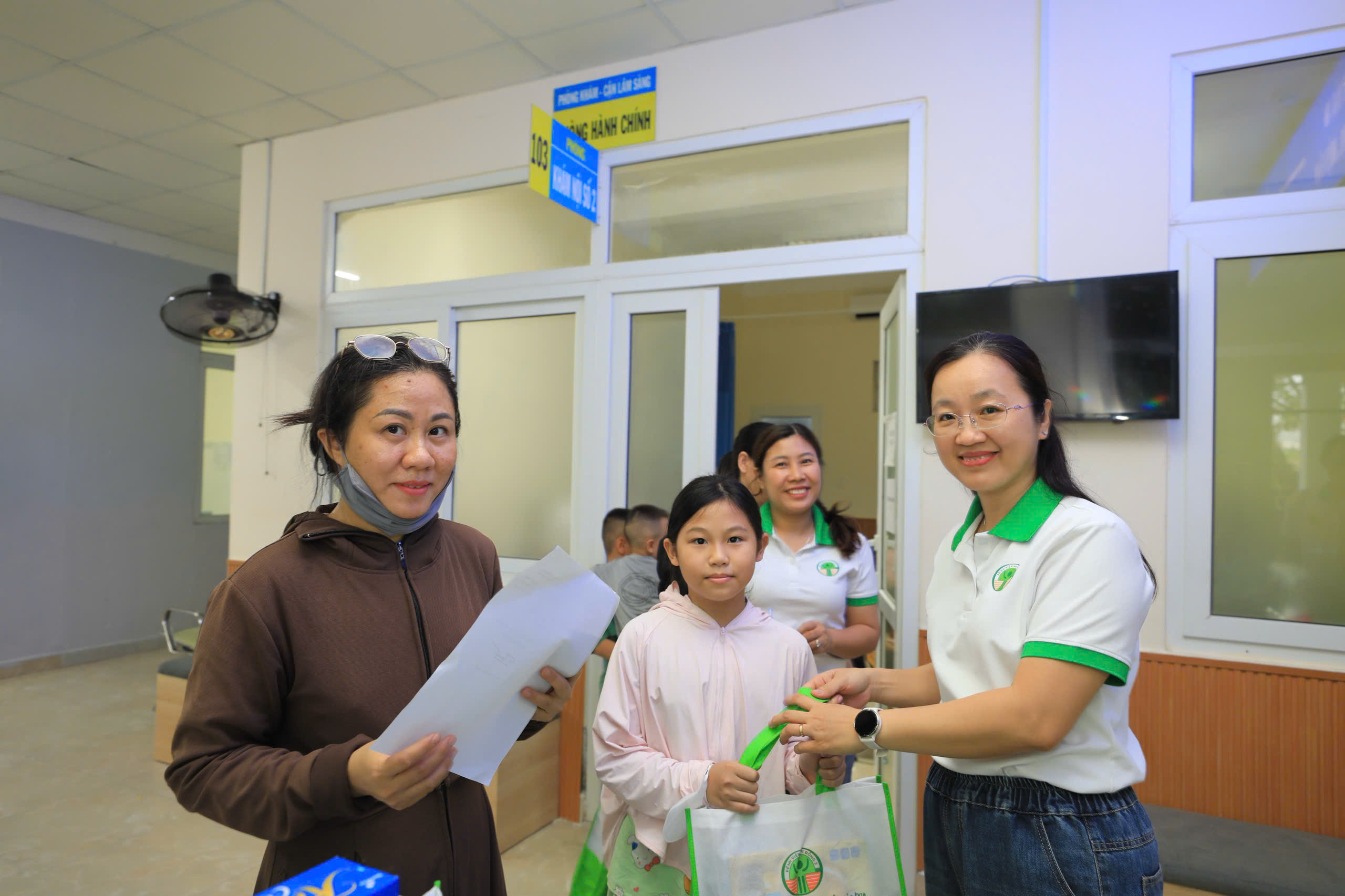 Vùng 4 Hải quân khám bệnh, cấp thuốc và tặng quà cho 800 con em cán bộ, chiến sĩ- Ảnh 1.