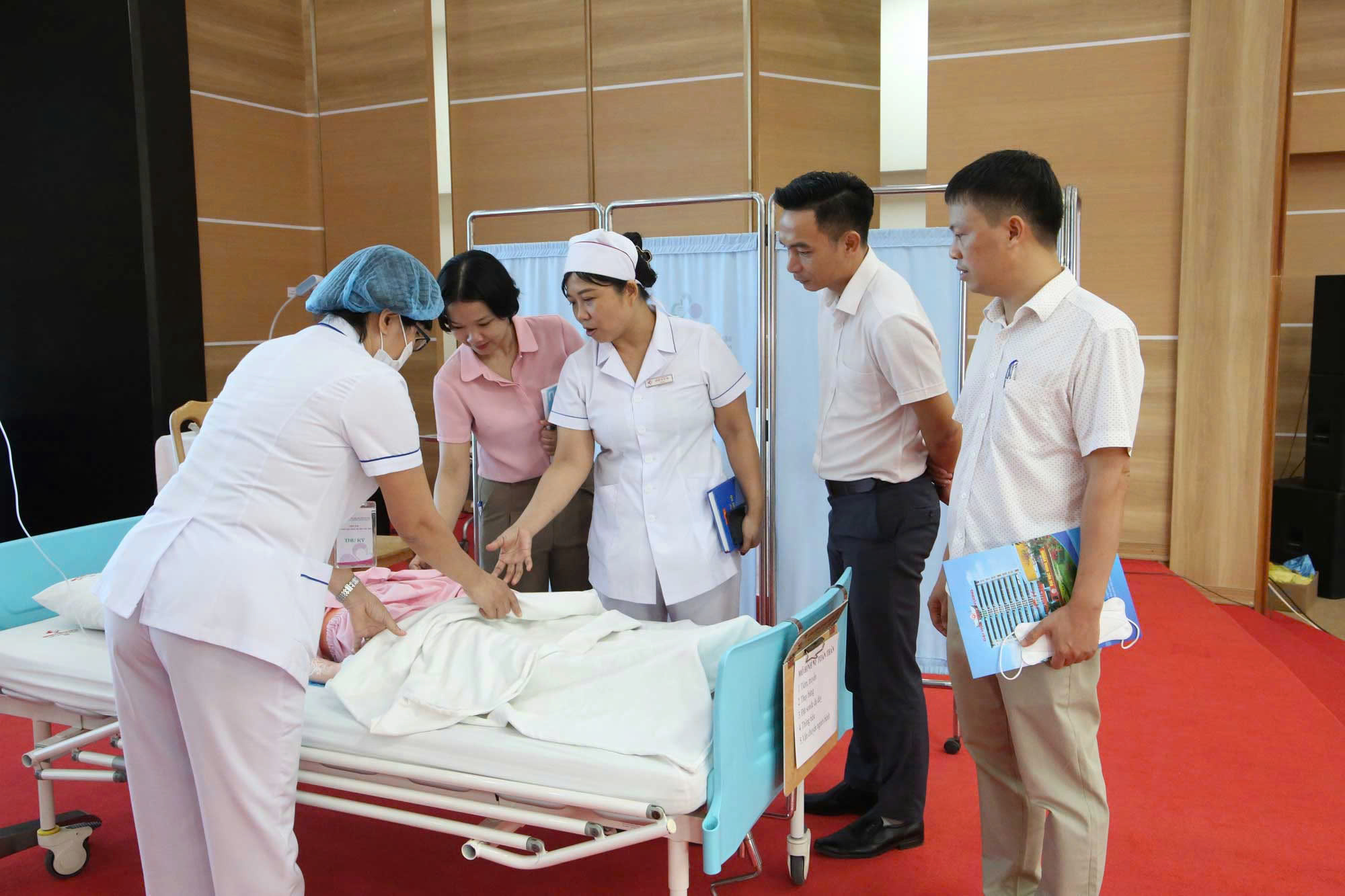 hoc-tap-ky-nang-dieu-duong-17785932537191219810466 Nữ điều dưỡng Sản Nhi: 'Sau mỗi mũi tiêm, ca trực là trách nhiệm với tính mạng con người'- Ảnh 2.
