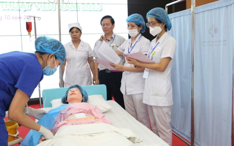 Nữ điều dưỡng Sản Nhi: ‘Sau mỗi mũi tiêm, ca trực là trách nhiệm với tính mạng con người’