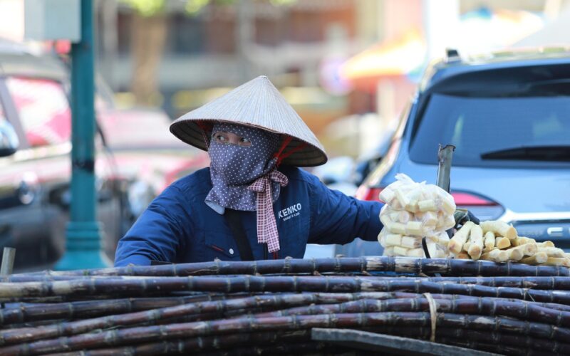Người lao động oằn mình kiếm sống giữa nắng nóng cực điểm