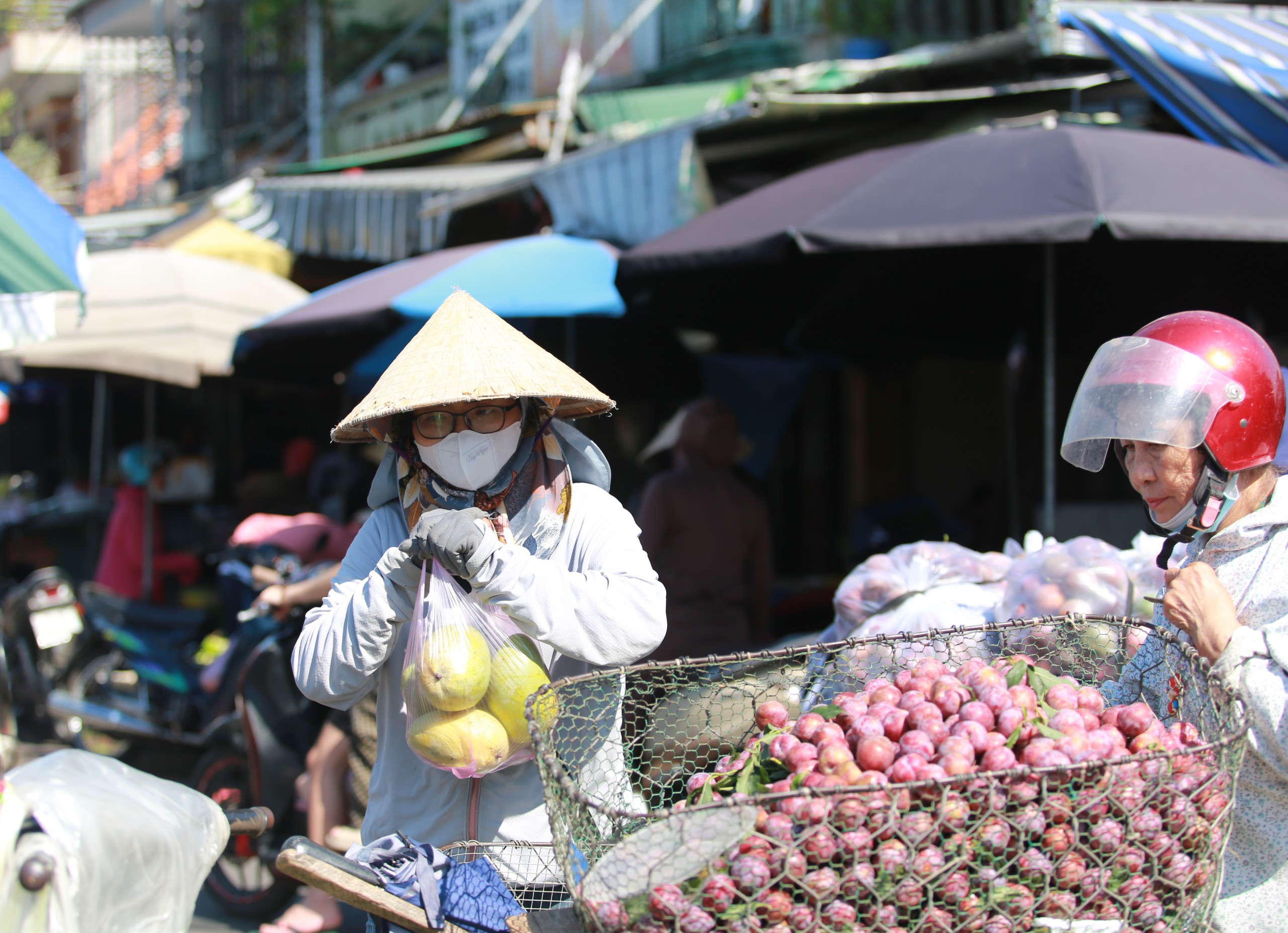 img4339-17799369196121864186529 Người lao động oằn mình kiếm sống giữa nắng nóng cực điểm- Ảnh 8.