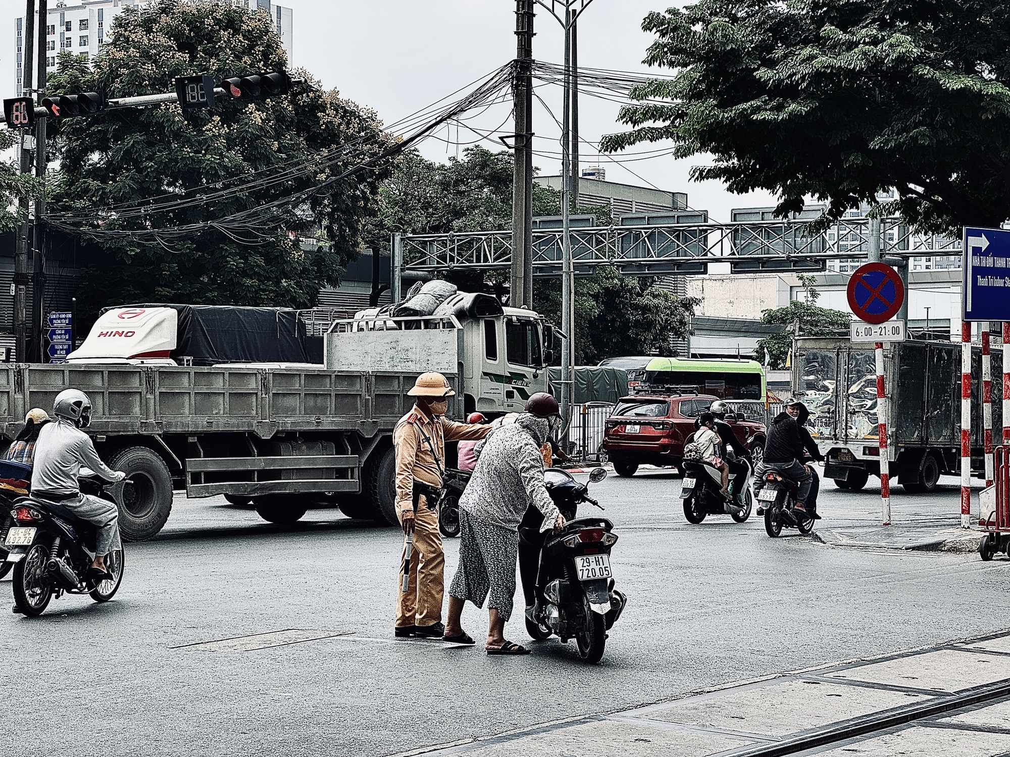 img6158-17803751754891239916873 Hà Nội tăng cường xử lý vi phạm đường sắt, chỉ ra thói quen chủ quan nhiều người vẫn mắc phải- Ảnh 5.