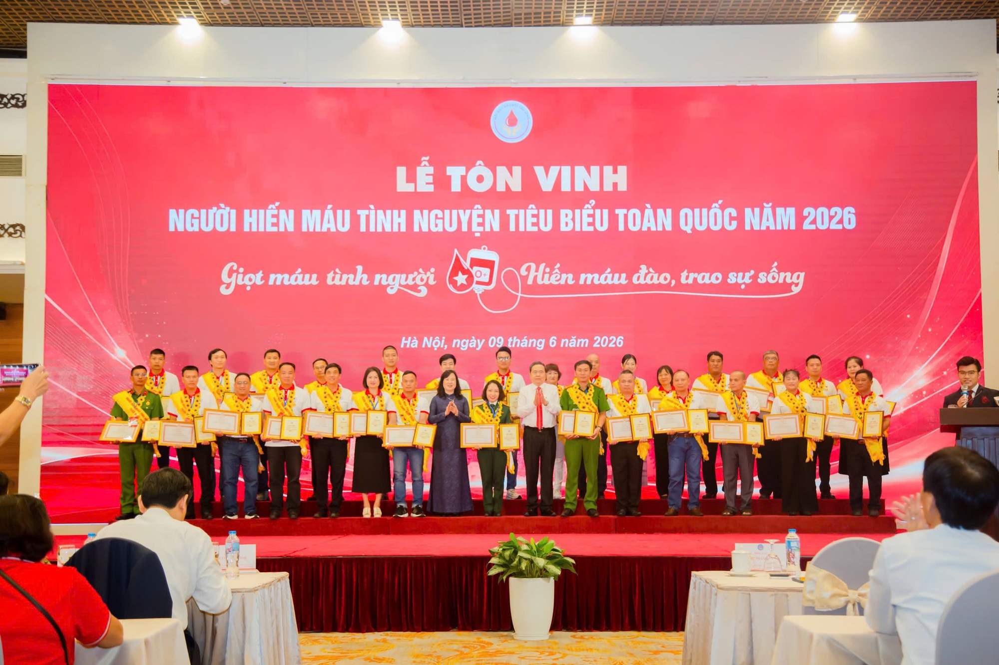img8360-17809948492992026980319 Chủ tịch Quốc hội Trần Thanh Mẫn và Bộ trưởng Bộ Y tế Đào Hồng Lan trao tôn vinh cho người hiến máu tình nguyện tiêu biểu toàn quốc năm 2026.