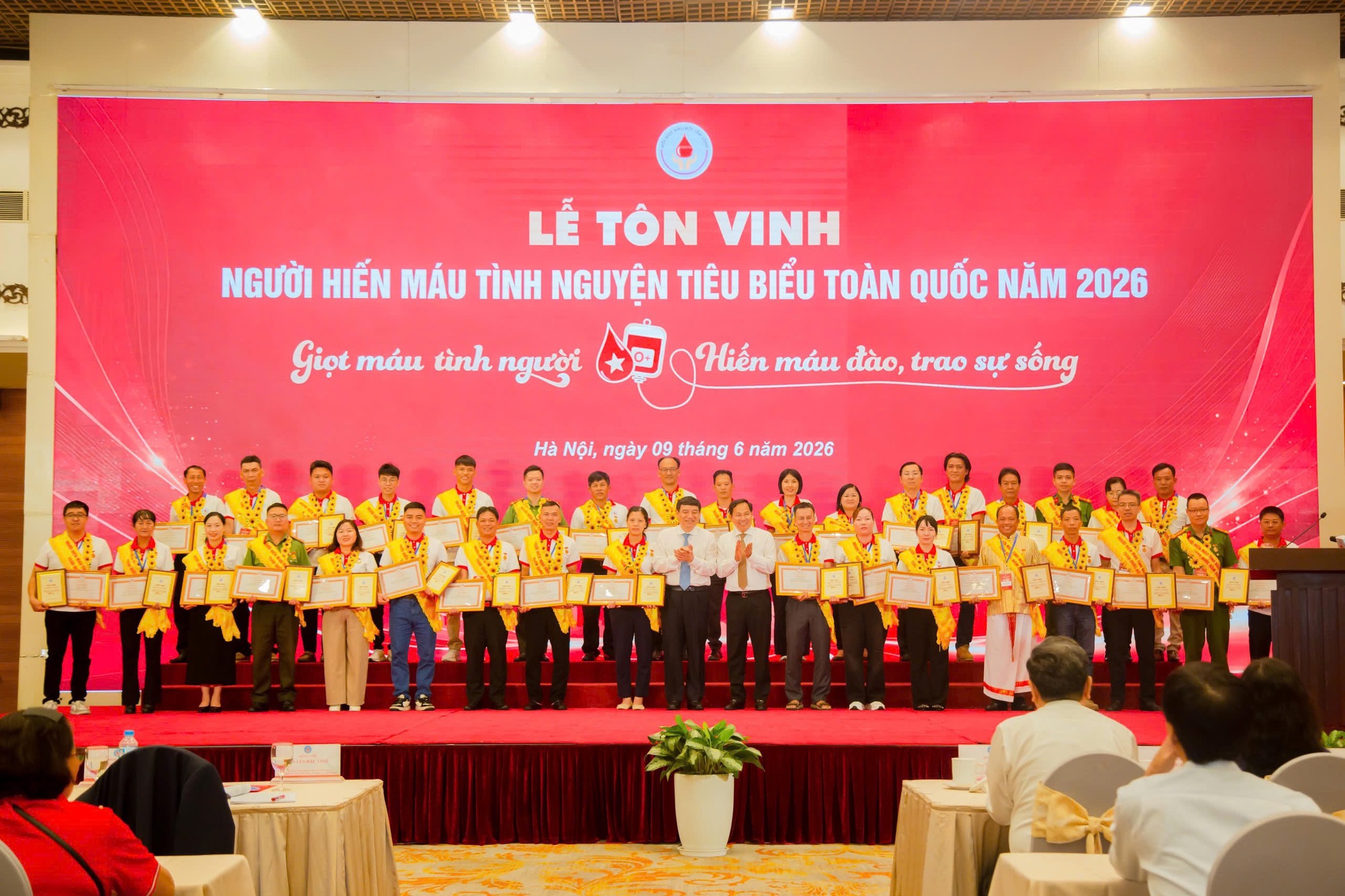 img8361-17809951470181977526472 Chủ nhiệm Uỷ ban Văn hóa và Xã hội của Quốc hội Nguyễn Đắc Vinh; Uỷ viên Trung ương Đảng, Tổng Thư ký Quốc hội, Chủ nhiệm Văn phòng Quốc hội Lê Quang Mạnh trao chứng nhận tôn vinh người hiến máu tiêu biểu.
