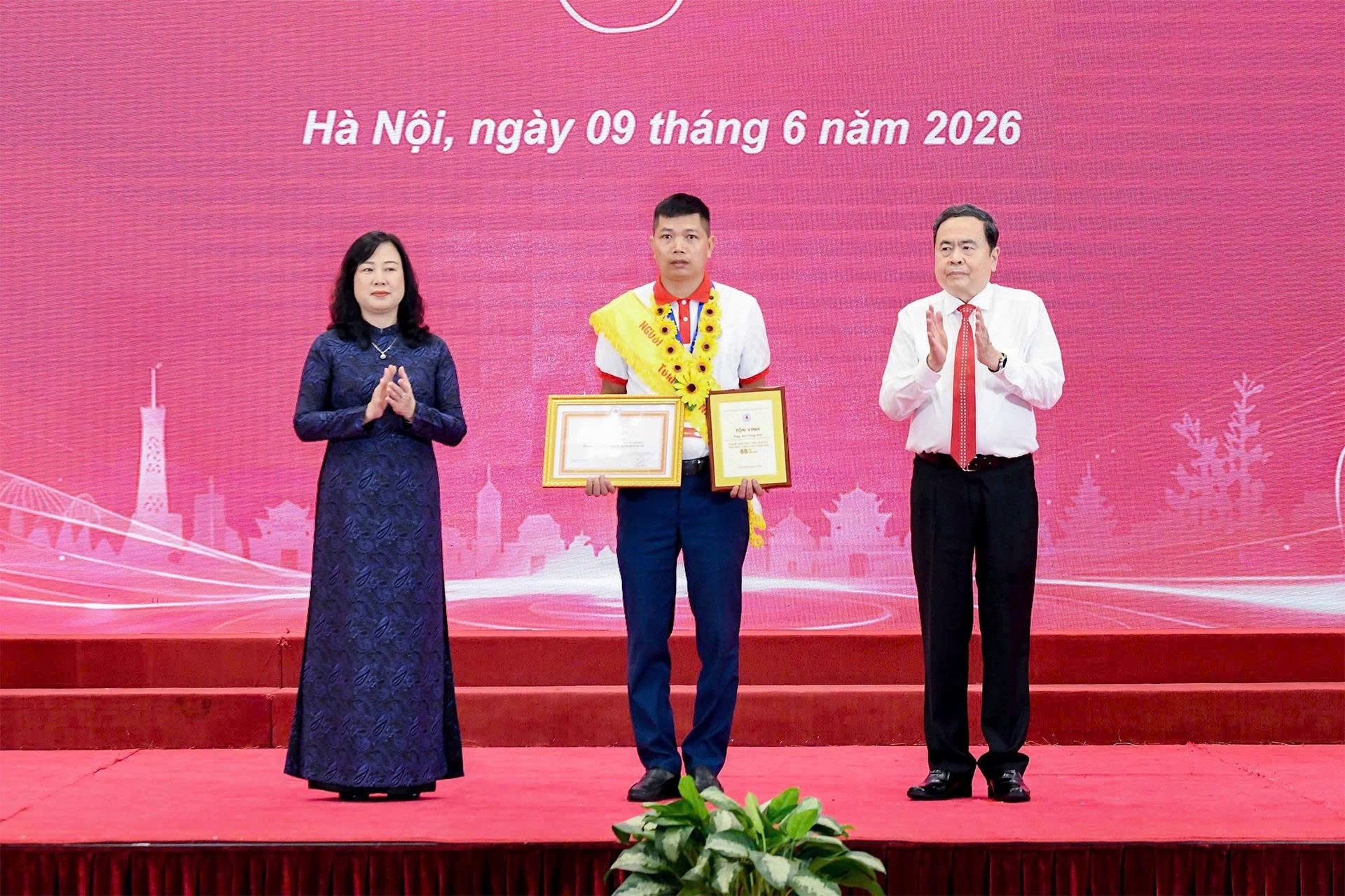 img8362-17809952309271355763669 Tôn vinh 100 người hiến máu tiêu biểu toàn quốc: Lan tỏa những câu chuyện đẹp về tình người- Ảnh 3.