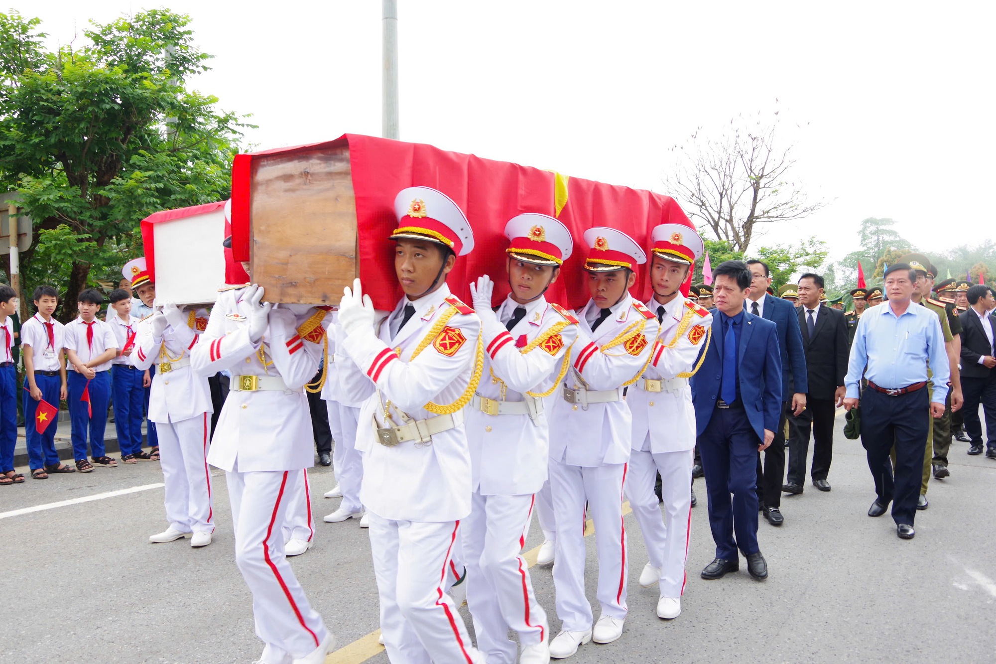 img9586-1779270375077326044168-1 Đất mẹ đón 28 hài cốt liệt sĩ hy sinh tại chiến trường Lào trở về- Ảnh 2.