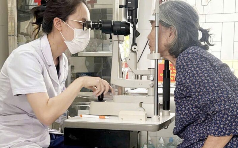 Bộ Y tế hướng dẫn tổ chức khám sức khỏe định kỳ theo nhóm tuổi, tránh quá tải