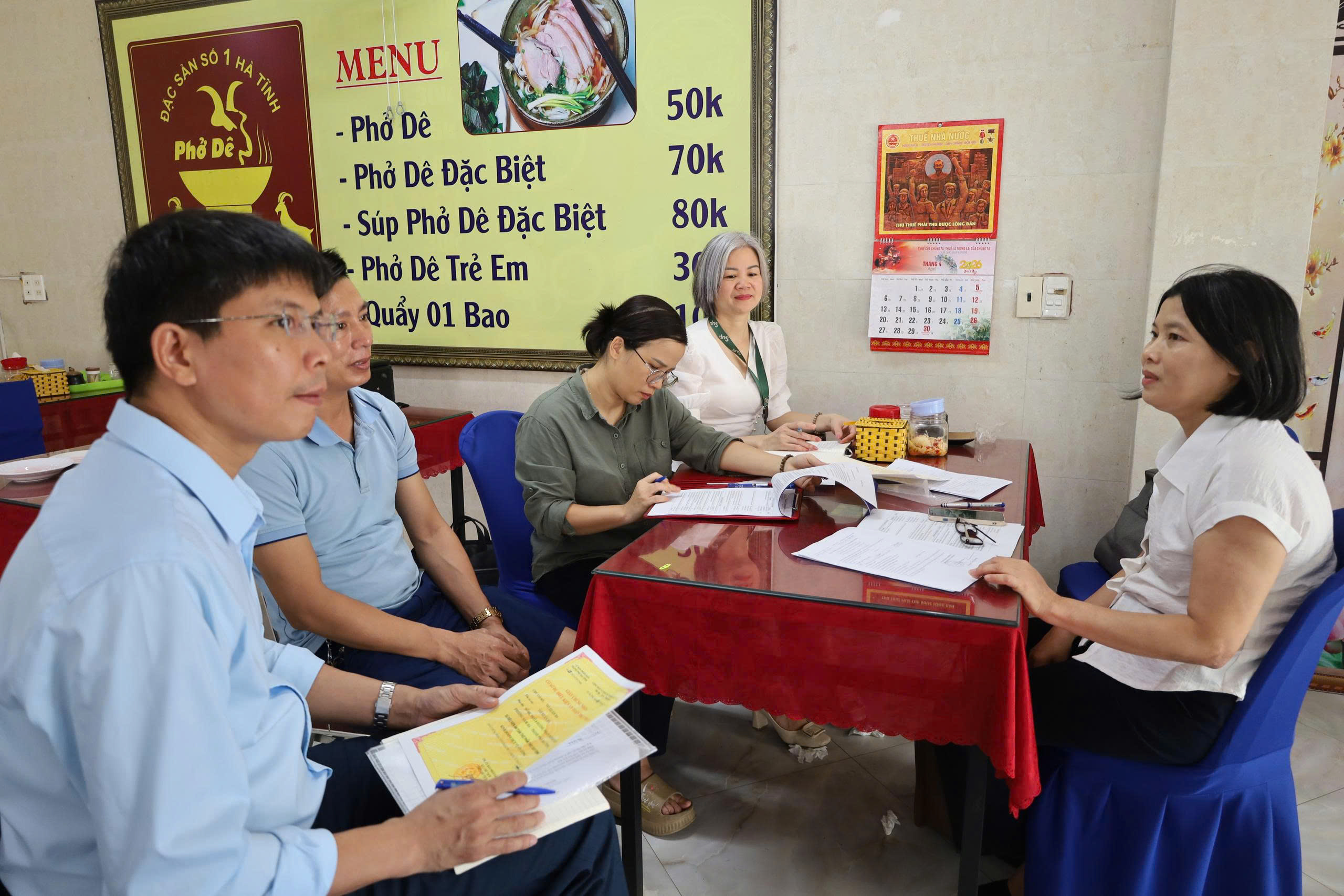 kiem-tra-01-co-so-tren-dia-ban-phuong-thanh-sen-ha-tinh-1779834424563814917865 Hà Tĩnh tăng cường đảm bảo an toàn thực phẩm mùa nắng nóng- Ảnh 2.