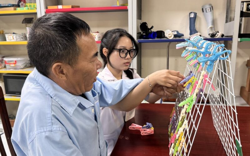 Những người thầy thuốc lặng lẽ níu giữ niềm vui tuổi già