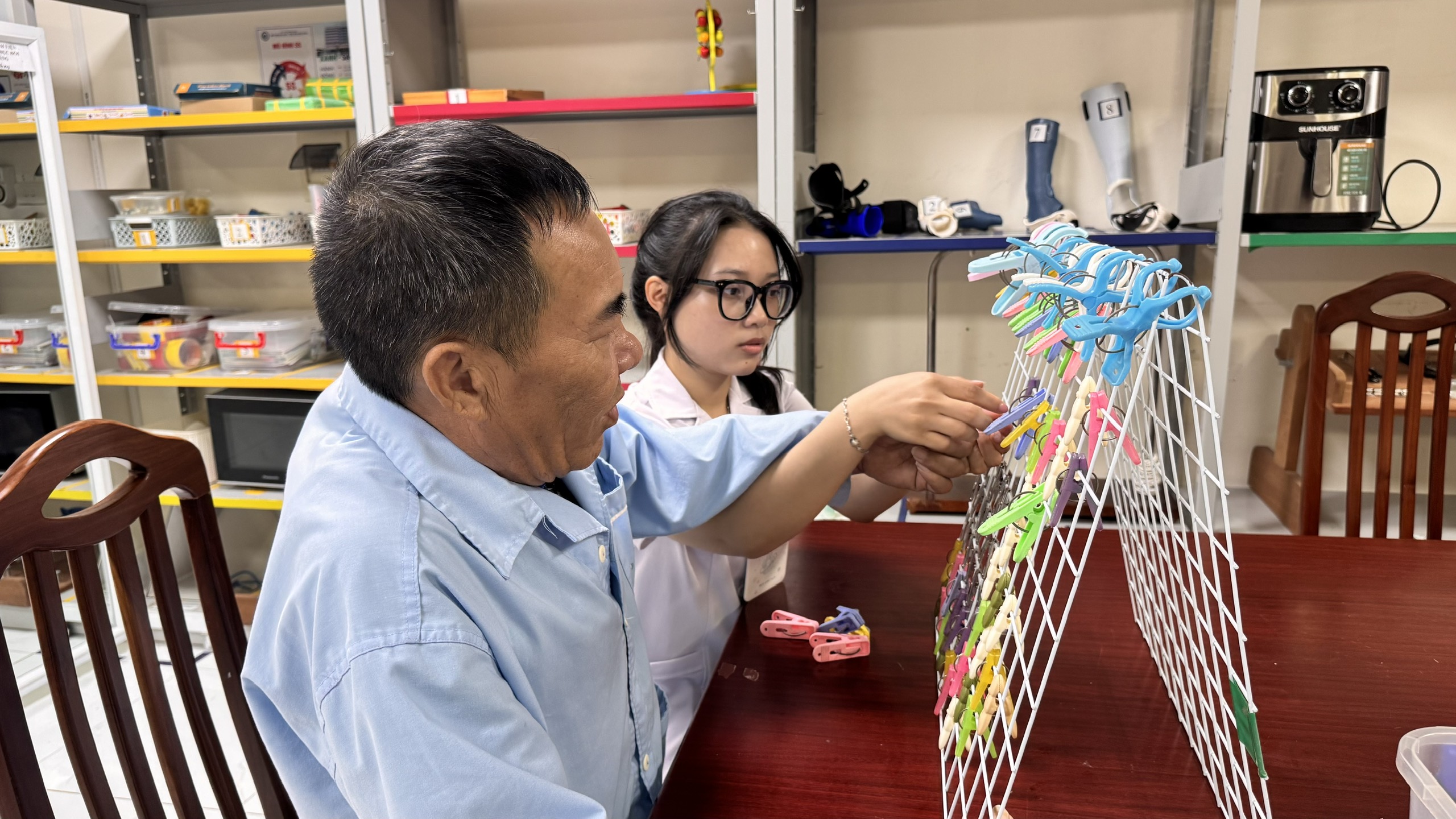 Những người thầy thuốc lặng lẽ níu giữ niềm vui tuổi già- Ảnh 2.