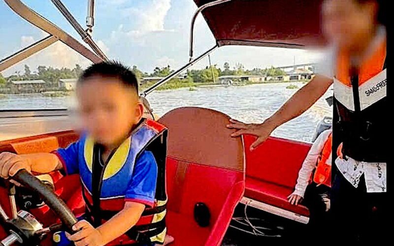 Cha cho con nhỏ cầm lái ca nô 3 phút, loạt vi phạm bị phát hiện
