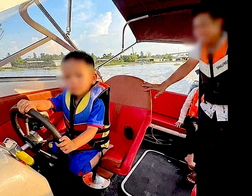 lai-ca-no-1779518805829743878724 Cha cho con nhỏ cầm lái ca nô 3 phút, loạt vi phạm bị phát hiện- Ảnh 2.