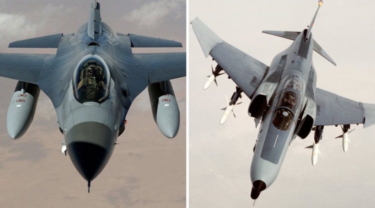 may-bay-chien-dau-f-16-ben-trai-va-f-4-1778323682756955631363 Tiêm kích F-4 Iran giao chiến F-16 Mỹ trong không phận Saudi Arabia- Ảnh 1.