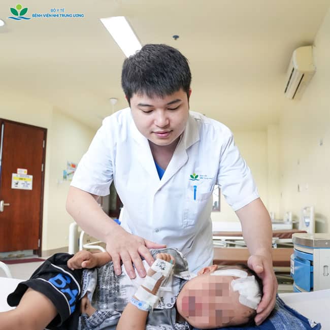 nch08232-17783144541741637985299 6 tháng sau khi bị chó nhà cắn, trẻ 14 tuổi mắc bệnh dại, tính mạng nguy kịch- Ảnh 1.