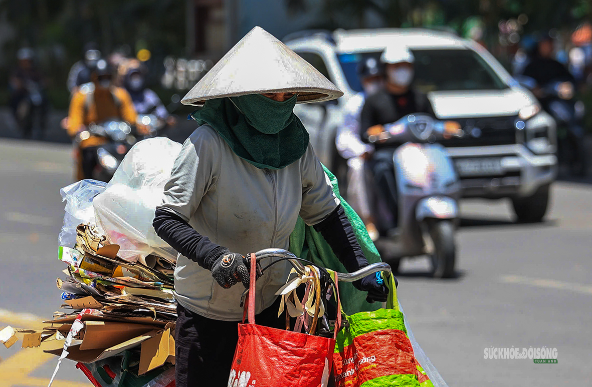nguoi-lao-dong-nhoc-nhan-muu-sinh-duoi-nang-nhu-do-lua-1-17796774212111040314093 Người lao động nhọc nhằn mưu sinh dưới nắng như đổ lửa- Ảnh 3.