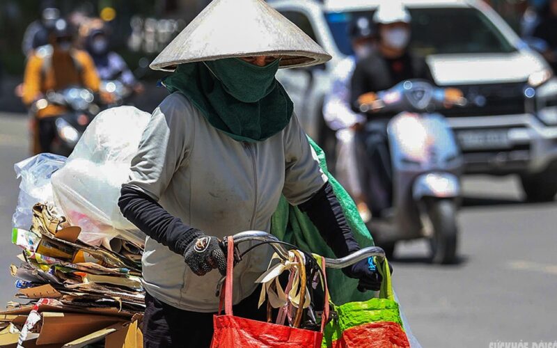 Người lao động nhọc nhằn mưu sinh dưới nắng như đổ lửa