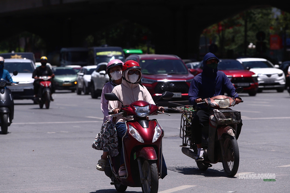 nguoi-lao-dong-nhoc-nhan-muu-sinh-duoi-nang-nhu-do-lua-9-17796776025171980608096 Người lao động nhọc nhằn mưu sinh dưới nắng như đổ lửa- Ảnh 8.