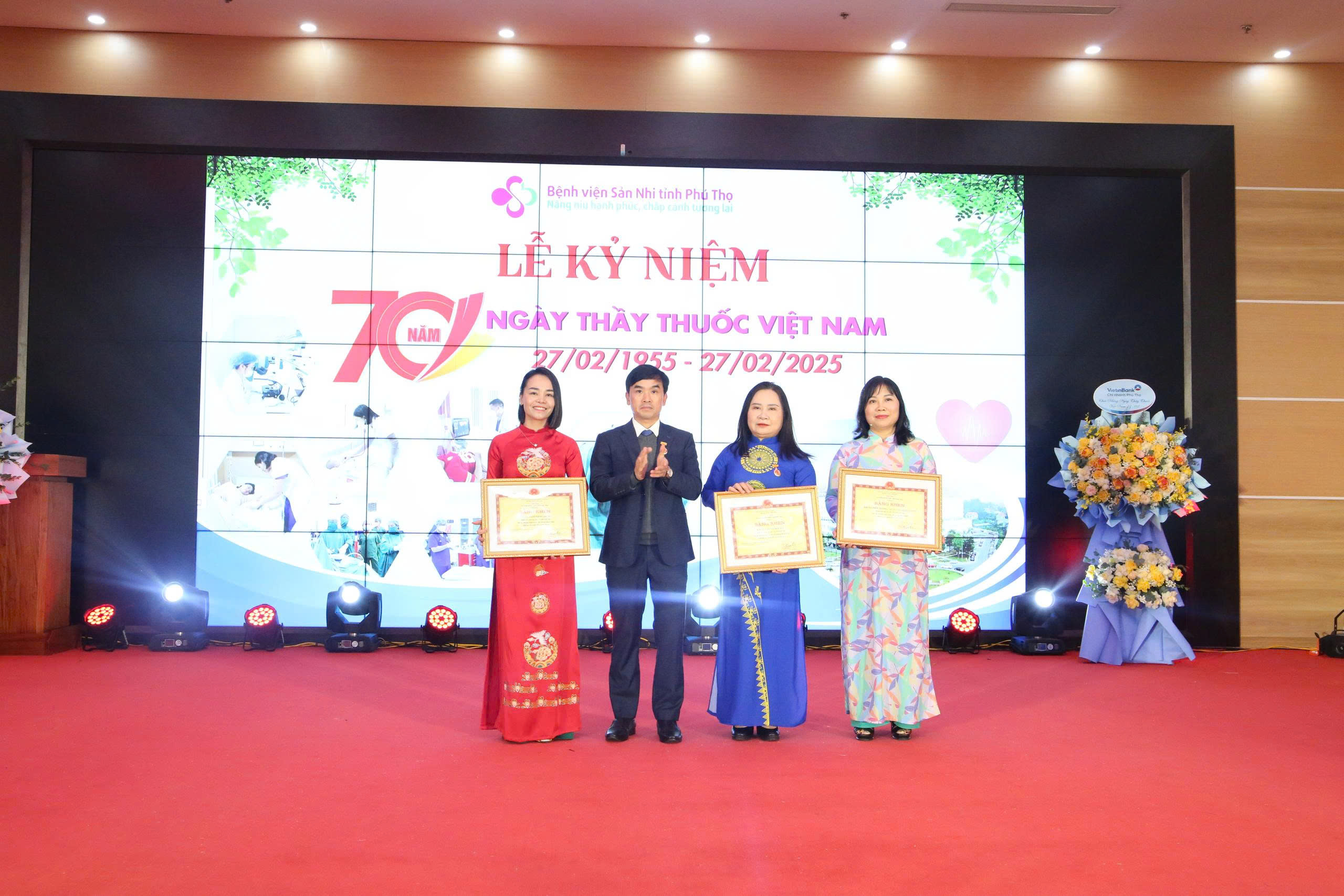 nu-dieu-duong-nhan-bang-khen-nhan-ngay-thay-thuoc-vn-17785932536831650898101 Nữ điều dưỡng Sản Nhi: 'Sau mỗi mũi tiêm, ca trực là trách nhiệm với tính mạng con người'- Ảnh 4.