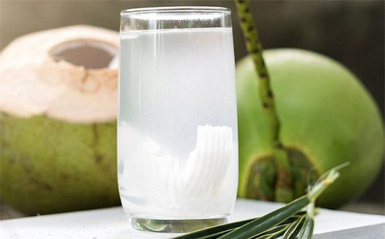 nuoc-dua-tuoi-1779287137115690702321 Cách bổ sung nước và điện giải an toàn cho học sinh khi thời tiết nắng nóng kéo dài- Ảnh 2.